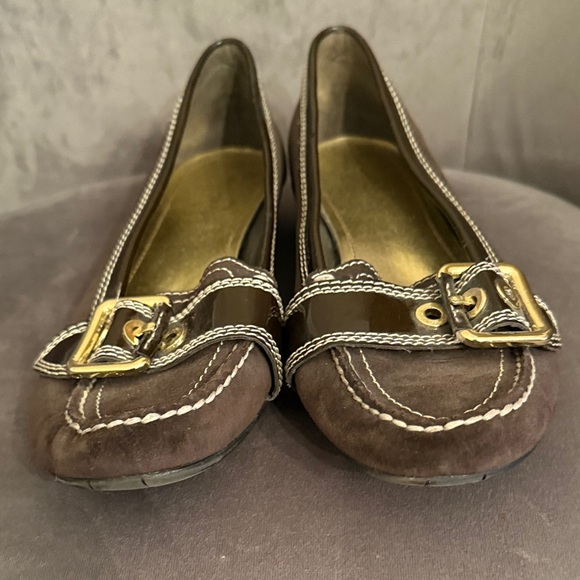 Elegant Brown Loafers with Gold Buckle - Picture 4 of 5